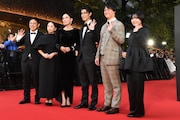 第38回東京国際映画祭のレッドカーペットイベントの様子。左から中川龍太郎、福地桃子、河瀨直美、寛一郎、道下剣士郎、稲葉もも