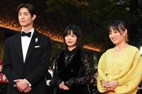 第38回東京国際映画祭のレッドカーペットイベントの様子。左から宮沢氷魚、岸井ゆきの、天野千尋