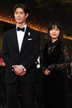 第38回東京国際映画祭のレッドカーペットイベントに参加した宮沢氷魚（左）、岸井ゆきの（右）
