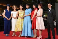 第38回東京国際映画祭のレッドカーペットイベントの様子。左から泰平、中村中、真田怜臣、中川未悠、イズミ・セクシー、六川裕史、飯塚花笑