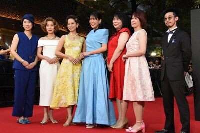 第38回東京国際映画祭のレッドカーペットイベントの様子。左から泰平、中村中、真田怜臣、中川未悠、イズミ・セクシー、六川裕史、飯塚花笑