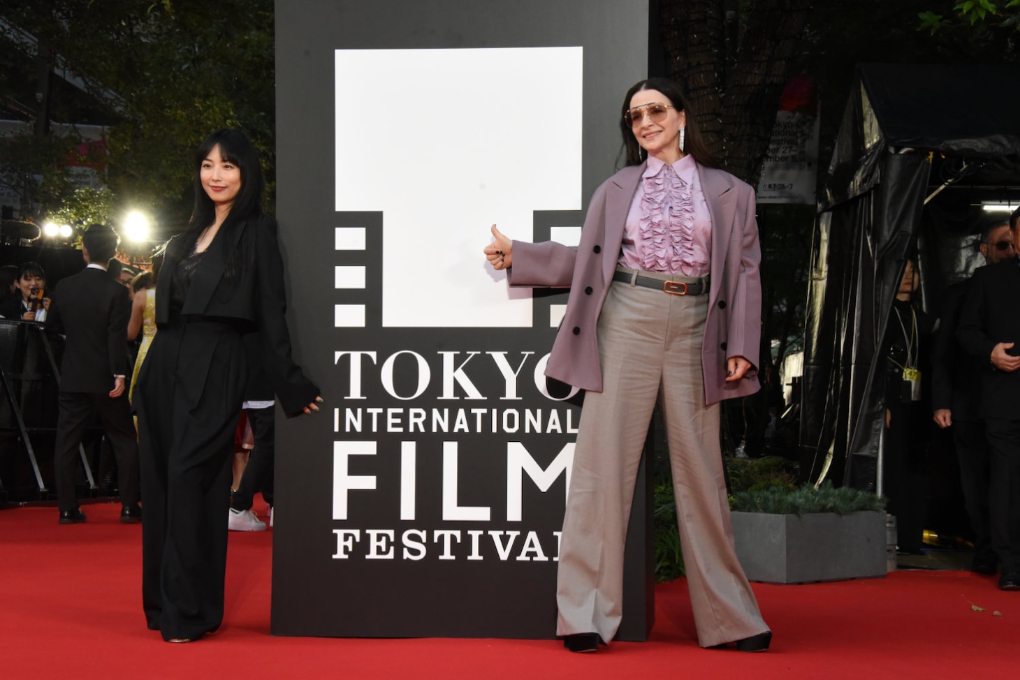 第38回東京国際映画祭のレッドカーペットイベントに参加したMEGUMI（左）、ジュリエット・ビノシュ（右）