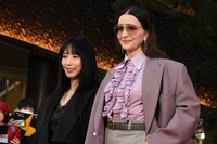 第38回東京国際映画祭のレッドカーペットイベントに参加したMEGUMI（左）、ジュリエット・ビノシュ（右）