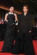 第38回東京国際映画祭のレッドカーペットイベントの様子。川口春奈（右）は「柴咲（コウ）さんとは対峙する役同士でしたが、胸を貸してくださいました」と、柴咲コウ（左）は「川口さんはいつも等身大で、こちらも気負いなくいろんなお話ができました」と述べた