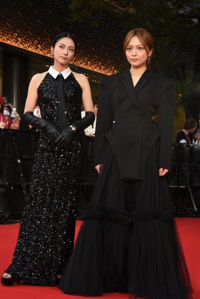 第38回東京国際映画祭のレッドカーペットイベントの様子。川口春奈（右）は「柴咲（コウ）さんとは対峙する役同士でしたが、胸を貸してくださいました」と、柴咲コウ（左）は「川口さんはいつも等身大で、こちらも気負いなくいろんなお話ができました」と述べた