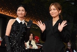 第38回東京国際映画祭のレッドカーペットイベントに参加した柴咲コウ(左)と川口春奈(右)