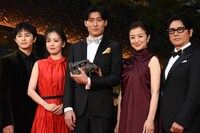 第38回東京国際映画祭のレッドカーペットイベントの様子。左から草川拓弥、伊原六花、松谷鷹也、鈴木京香、高橋克典