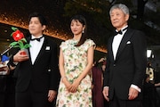 第38回東京国際映画祭のレッドカーペットイベントの様子。左から木下麦、満島ひかり、小林薫