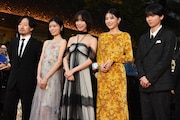 第38回東京国際映画祭のレッドカーペットイベントの様子。左から児山隆、吉田美月喜、南沙良、出口夏希、羽村仁成