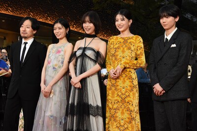 第38回東京国際映画祭のレッドカーペットイベントの様子。左から児山隆、吉田美月喜、南沙良、出口夏希、羽村仁成