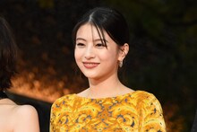 第38回東京国際映画祭のレッドカーペットイベントに参加した出口夏希