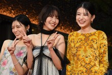 第38回東京国際映画祭のレッドカーペットイベントの様子。左から吉田美月喜、南沙良、出口夏希
