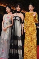 第38回東京国際映画祭のレッドカーペットイベントの様子。左から吉田美月喜、南沙良、出口夏希