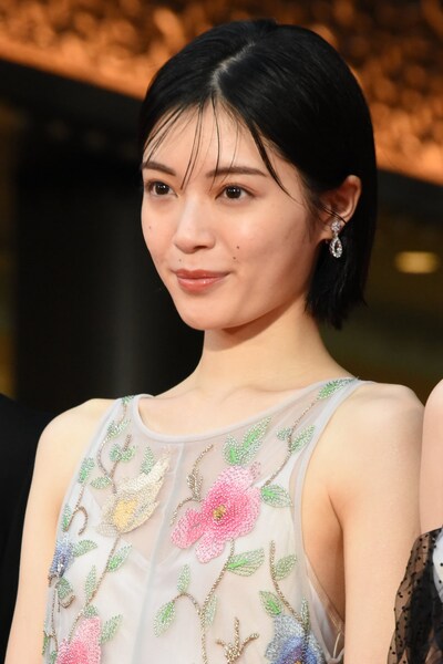 第38回東京国際映画祭のレッドカーペットイベントに参加した吉田美月喜
