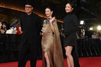 第38回東京国際映画祭のレッドカーペットイベントの様子。左から内田英治、北川景子、森田望智
