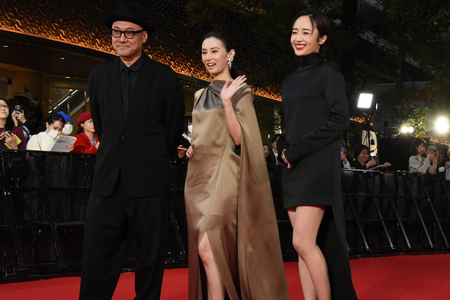 第38回東京国際映画祭のレッドカーペットイベントの様子。左から内田英治、北川景子、森田望智