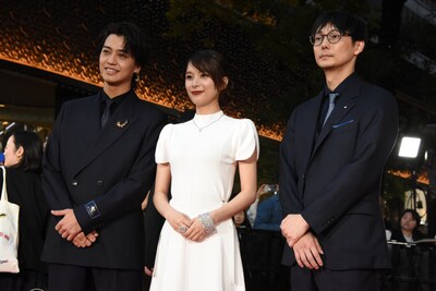 第38回東京国際映画祭のレッドカーペットイベントの様子。左から髙橋海人、芳根京子、坂下雄一郎
