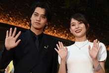 第38回東京国際映画祭のレッドカーペットイベントに参加した髙橋海人（左）、芳根京子（右）