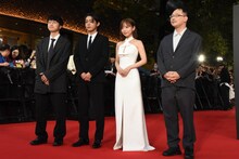 第38回東京国際映画祭のレッドカーペットイベントの様子。左から三谷伸太朗、倉悠貴、齊藤京子、深田晃司