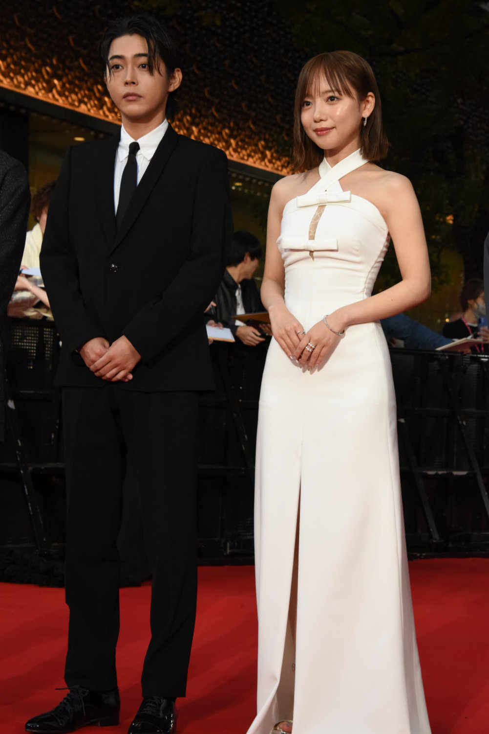 第38回東京国際映画祭のレッドカーペットイベントに参加した倉悠貴（左）、齊藤京子（右）