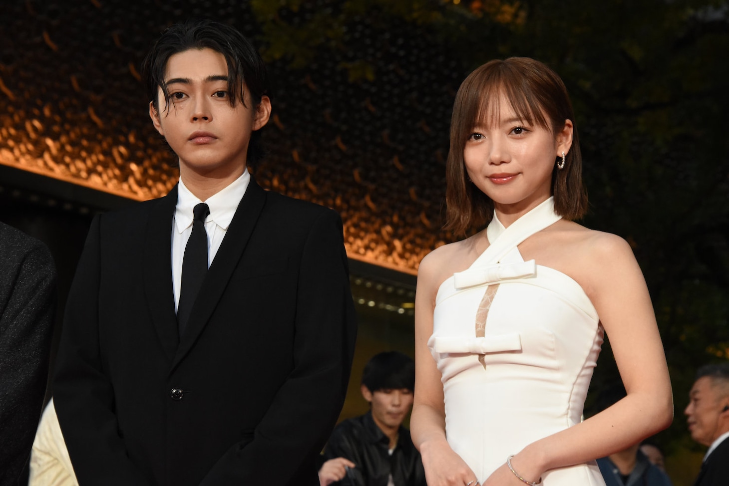 第38回東京国際映画祭のレッドカーペットイベントに参加した倉悠貴（左）、齊藤京子（右）