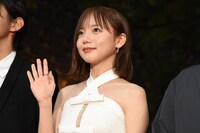 第38回東京国際映画祭のレッドカーペットイベントに参加した齊藤京子
