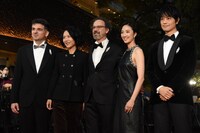 第38回東京国際映画祭のレッドカーペットイベントの様子。左からマチュー・ラクロー、ヴィヴィアン・チュウ（文晏）、カルロ・シャトリアン、グイ・ルンメイ（桂綸鎂）、齊藤工（斎藤工）