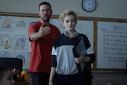 映画「WEAPONS/ウェポンズ」メイキング写真。時計の針は2時17分を指している