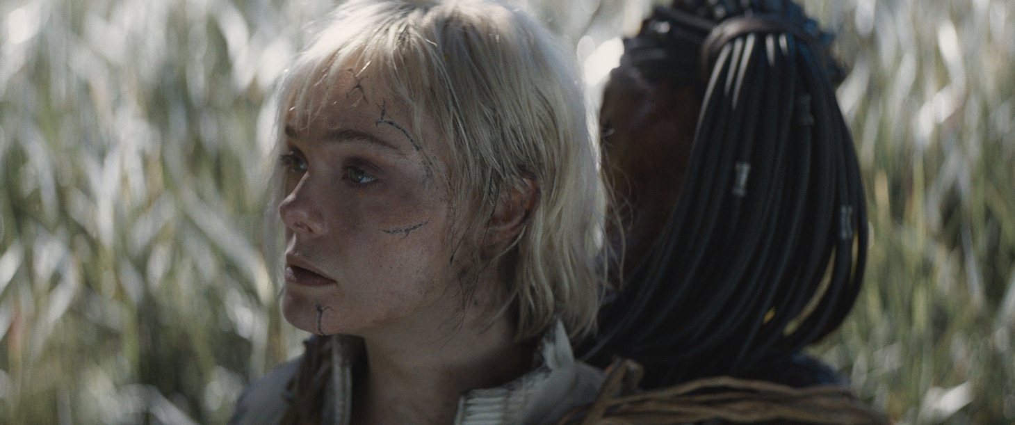 映画「プレデター：バッドランド」の新場面写真。エル・ファニング演じる半身アンドロイドのティア（左）