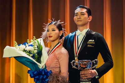 「10DANCE」場面写真。左から矢上房子（石井杏奈）、杉木信也（町田啓太）