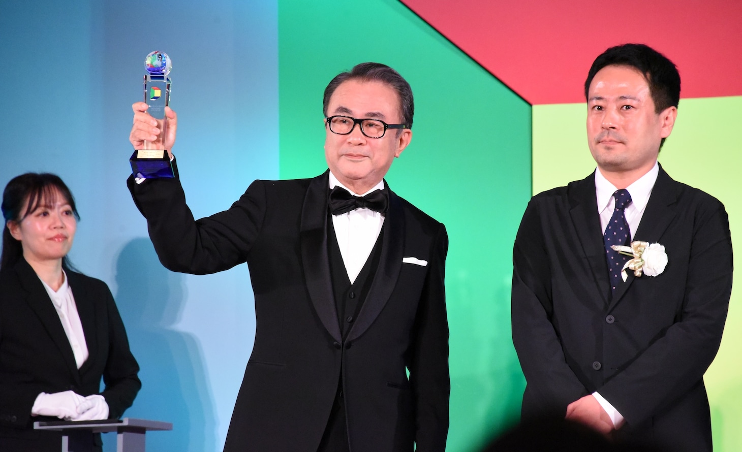 東京ドラマアウォード2025授賞式の様子。作品賞 単発ドラマ部門の優秀賞を受賞した、三谷幸喜ら「ドラマW 三谷幸喜『おい、太宰』」のスタッフ