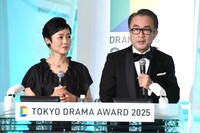 東京ドラマアウォード2025授賞式の様子。司会の有働由美子（左）と三谷幸喜（右）