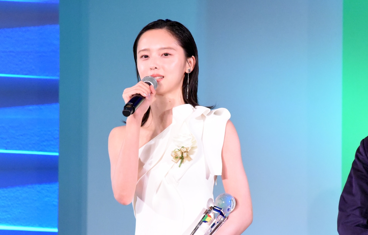 東京ドラマアウォード2025授賞式の様子。ローカル・ドラマ賞を受賞した「ススキノ・インターン～マーケ学生ユキナの、スナック立て直し記～」の加藤小夏