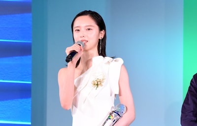 東京ドラマアウォード2025授賞式の様子。ローカル・ドラマ賞を受賞した「ススキノ・インターン～マーケ学生ユキナの、スナック立て直し記～」の加藤小夏