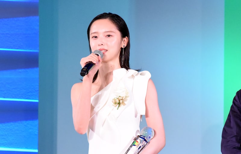 東京ドラマアウォード2025授賞式の様子。ローカル・ドラマ賞を受賞した「ススキノ・インターン～マーケ学生ユキナの、スナック立て直し記～」の加藤小夏