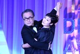 東京ドラマアウォード2025授賞式の様子。オープニングで踊る司会の三谷幸喜（左）と有働由美子（右）