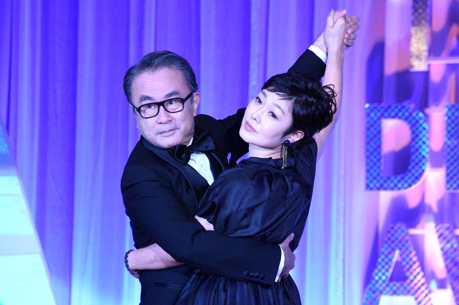 東京ドラマアウォード2025授賞式の様子。オープニングで踊る司会の三谷幸喜（左）と有働由美子（右）