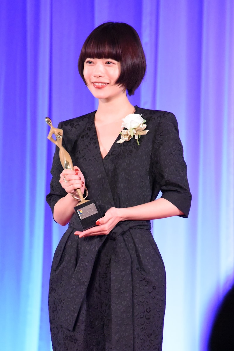 東京ドラマアウォード2025授賞式の様子。助演女優賞を受賞した日曜劇場「海に眠るダイヤモンド」の杉咲花