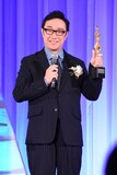 東京ドラマアウォード2025授賞式の様子。助演男優賞を受賞した「ホットスポット」の角田晃広（東京03）