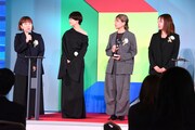 東京ドラマアウォード2025授賞式の様子。作品賞 連続ドラマ部門の優秀賞を受賞した「東京サラダボウル」のスタッフ・キャスト