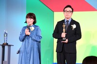 東京ドラマアウォード2025授賞式の様子。作品賞 連続ドラマ部門の優秀賞を受賞した「ホットスポット」のスタッフ・キャスト