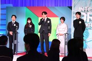 東京ドラマアウォード2025授賞式の様子。作品賞 連続ドラマ部門の優秀賞を受賞した「御上先生」のスタッフ・キャスト