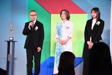 東京ドラマアウォード2025で作品賞 単発ドラマ部門のグランプリを受賞した「スロウトレイン」のスタッフ。左から演出家の土井裕泰、脚本家の野木亜紀子、プロデューサーの小牧桜