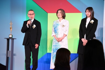 東京ドラマアウォード2025授賞式の様子。作品賞・単発ドラマ部門のグランプリを受賞した「スロウトレイン」のスタッフ