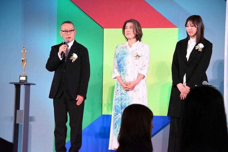 東京ドラマアウォード2025授賞式の様子。作品賞・単発ドラマ部門のグランプリを受賞した「スロウトレイン」のスタッフ