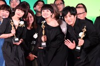 東京ドラマアウォード2025授賞式の様子。前列左から杉咲花、奈緒、松坂桃李