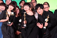 東京ドラマアウォード2025授賞式の様子。前列左から杉咲花、奈緒、松坂桃李