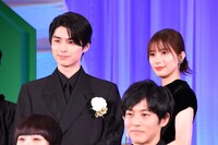 東京ドラマアウォード2025授賞式の様子。連続ドラマ部門の優秀賞を受賞した「波うららかに、めおと日和」の本田響矢（左）と芳根京子（右）