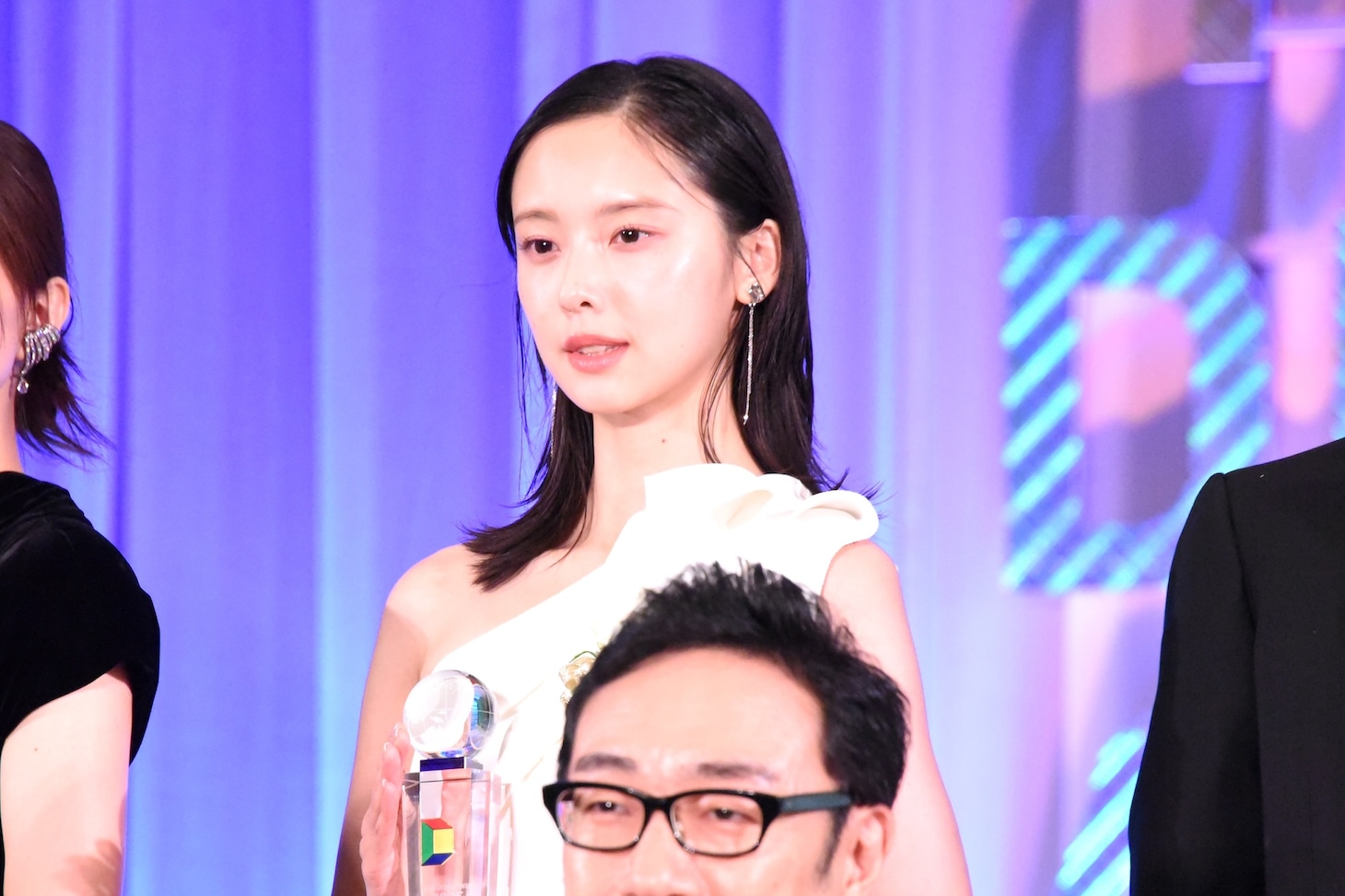 東京ドラマアウォード2025授賞式の様子。ローカル・ドラマ賞を受賞した「ススキノ・インターン～マーケ学生ユキナの、スナック立て直し記～」の加藤小夏