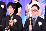 東京ドラマアウォード2025授賞式の様子。左から松坂桃李、角田晃広